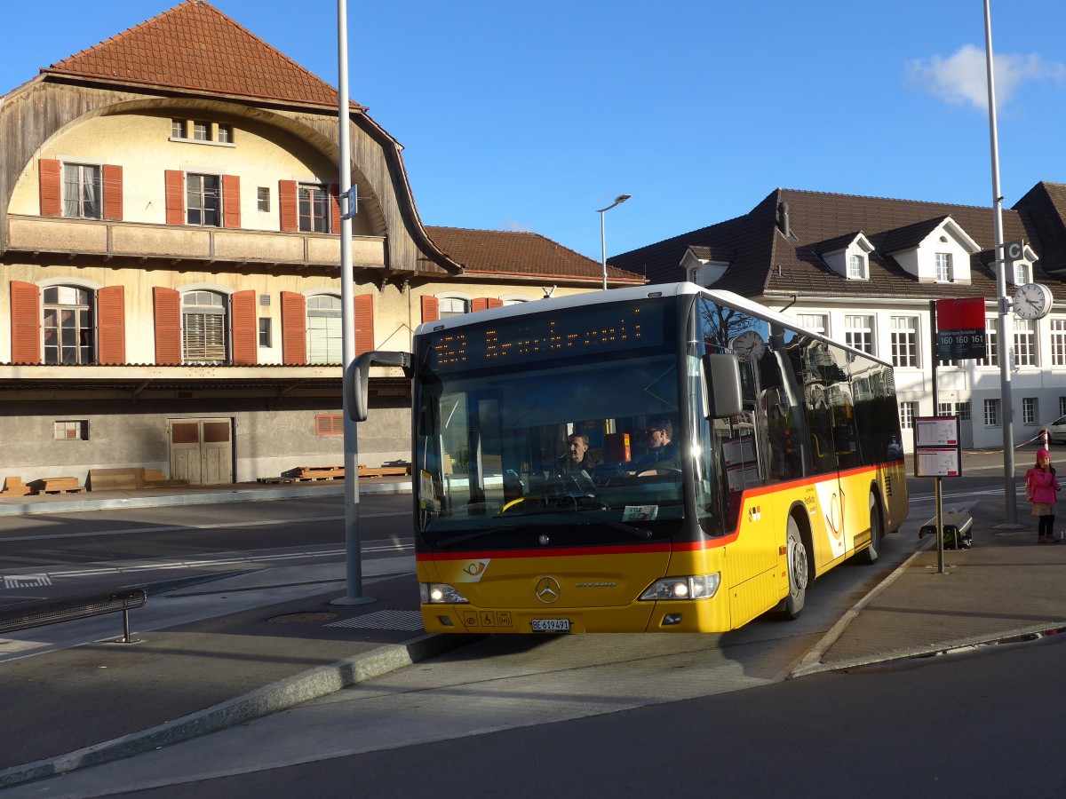 (157'855) - Lengacher, Wichtrach - Nr. 7/BE 619'491 - Mercedes am 20. Dezember 2014 beim Bahnhof Mnsingen