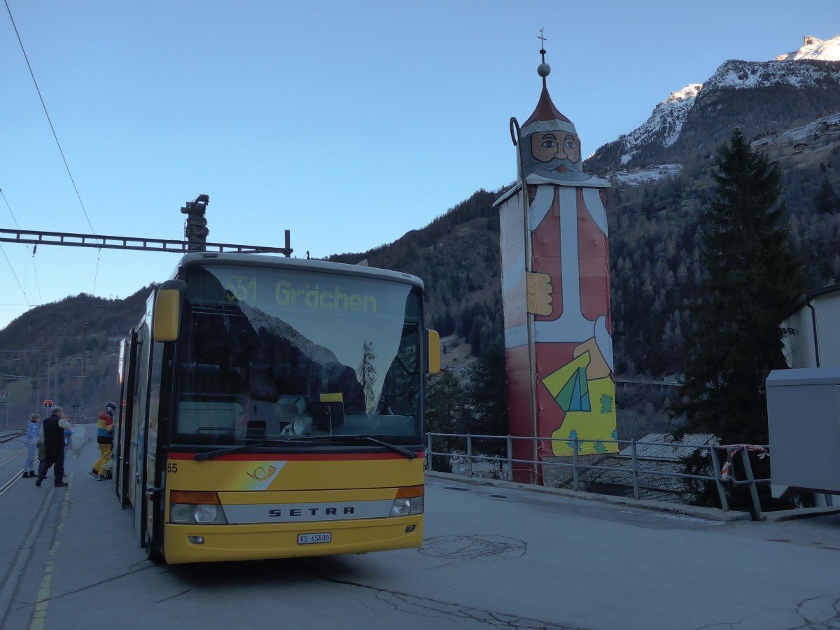 (157'907) - Zerzuben, Visp-Eyholz - Nr. 65/VS 45'880 - Setra am 23. Dezember 2014 beim Bahnhof St. Niklaus