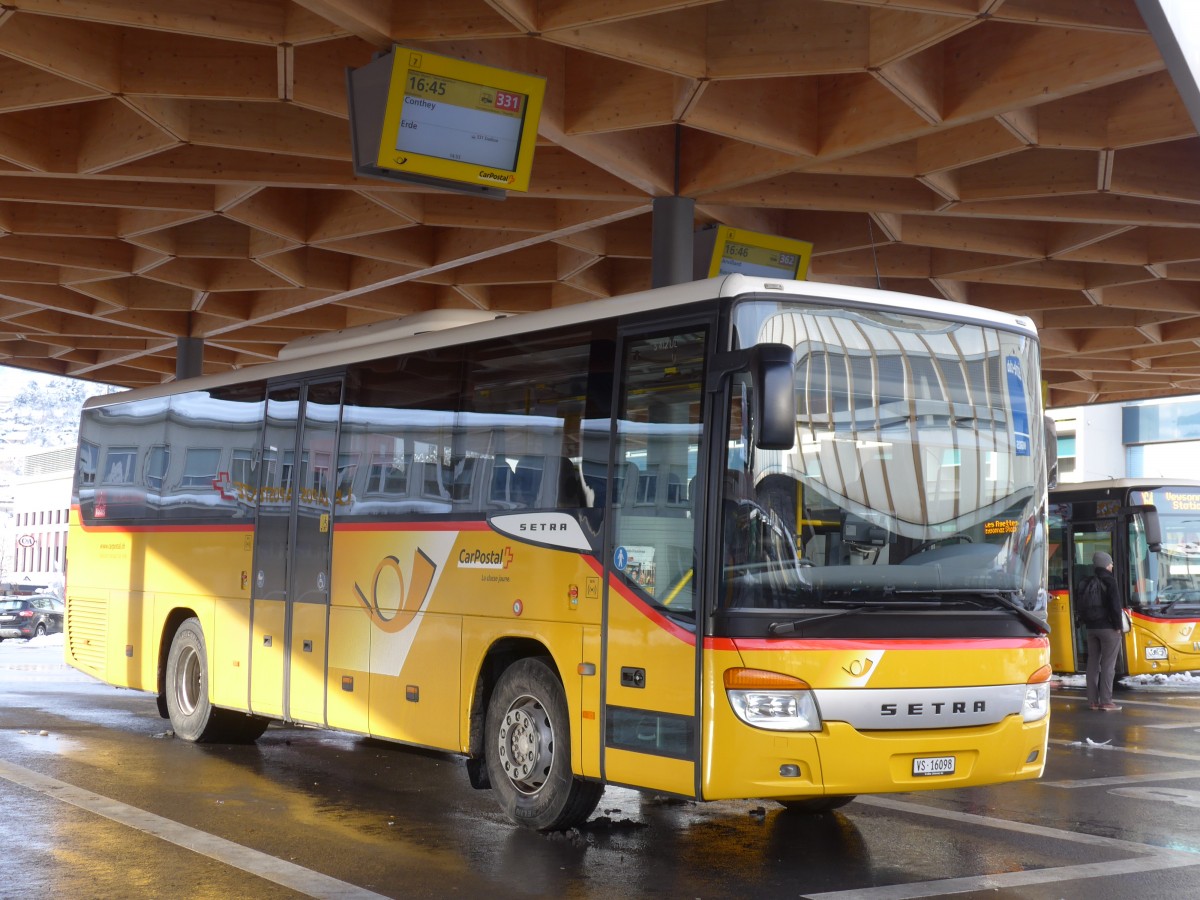 (158'008) - Evquoz, Erde - VS 16'098 - Setra am 28. Dezember 2014 beim Bahnhof Sion