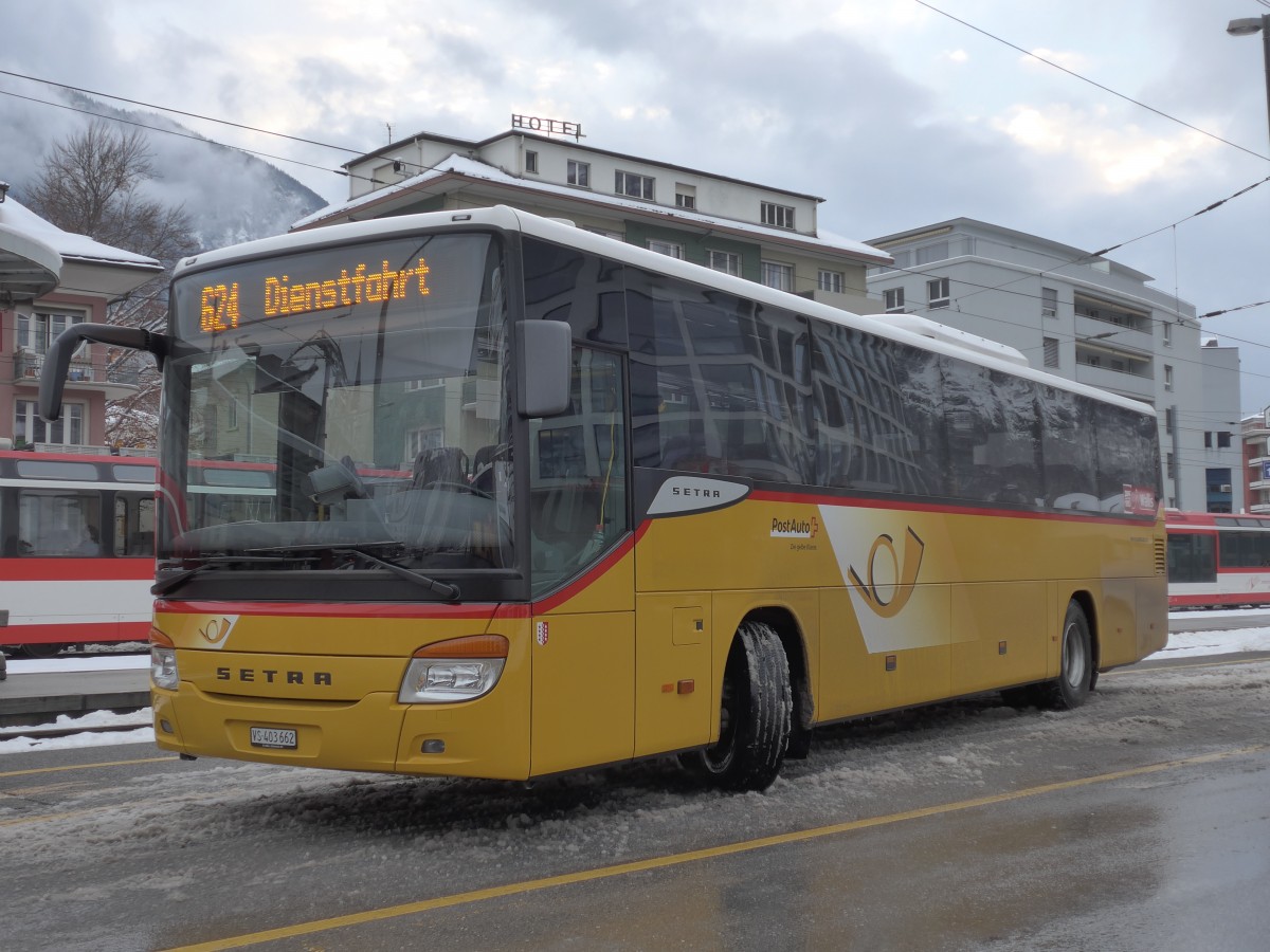 (158'023) - PostAuto Wallis - VS 403'662 - Setra am 28. Dezember 2014 beim Bahnhof Brig