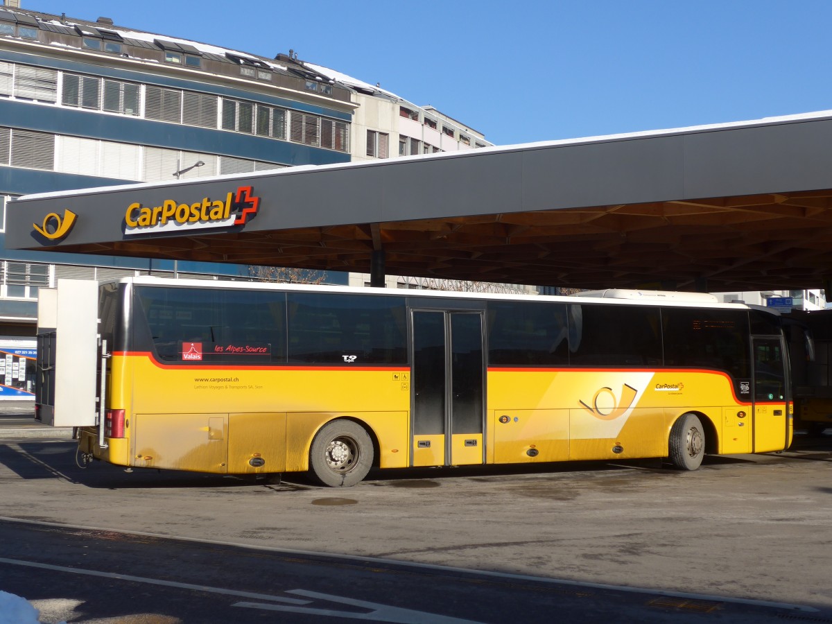 (158'086) - Lathion, Sion - Nr. 6/VS 12'672 - Van Hool am 1. Januar 2015 beim Bahnhof Sion