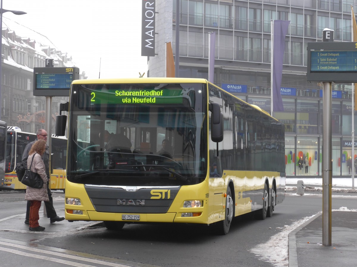 (158'115) - STI Thun - Nr. 159/BE 752'159 - MAN am 2. Januar 2015 beim Bahnhof Thun