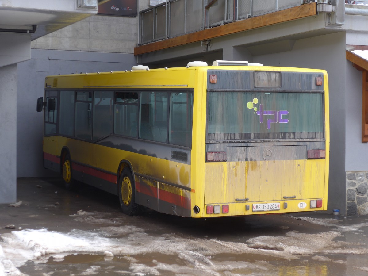 (158'142) - TPC Aigle - VS 353'284 - Mercedes (ex AAGL Liestal) am 2. Januar 2015 beim Bahnhof Champry