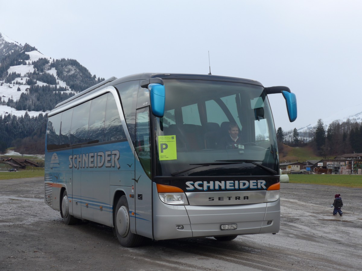 (158'381) - Schneider, Langendorf - SO 21'942 - Setra am 11. Januar 2015 in Frutigen, Flugplatz