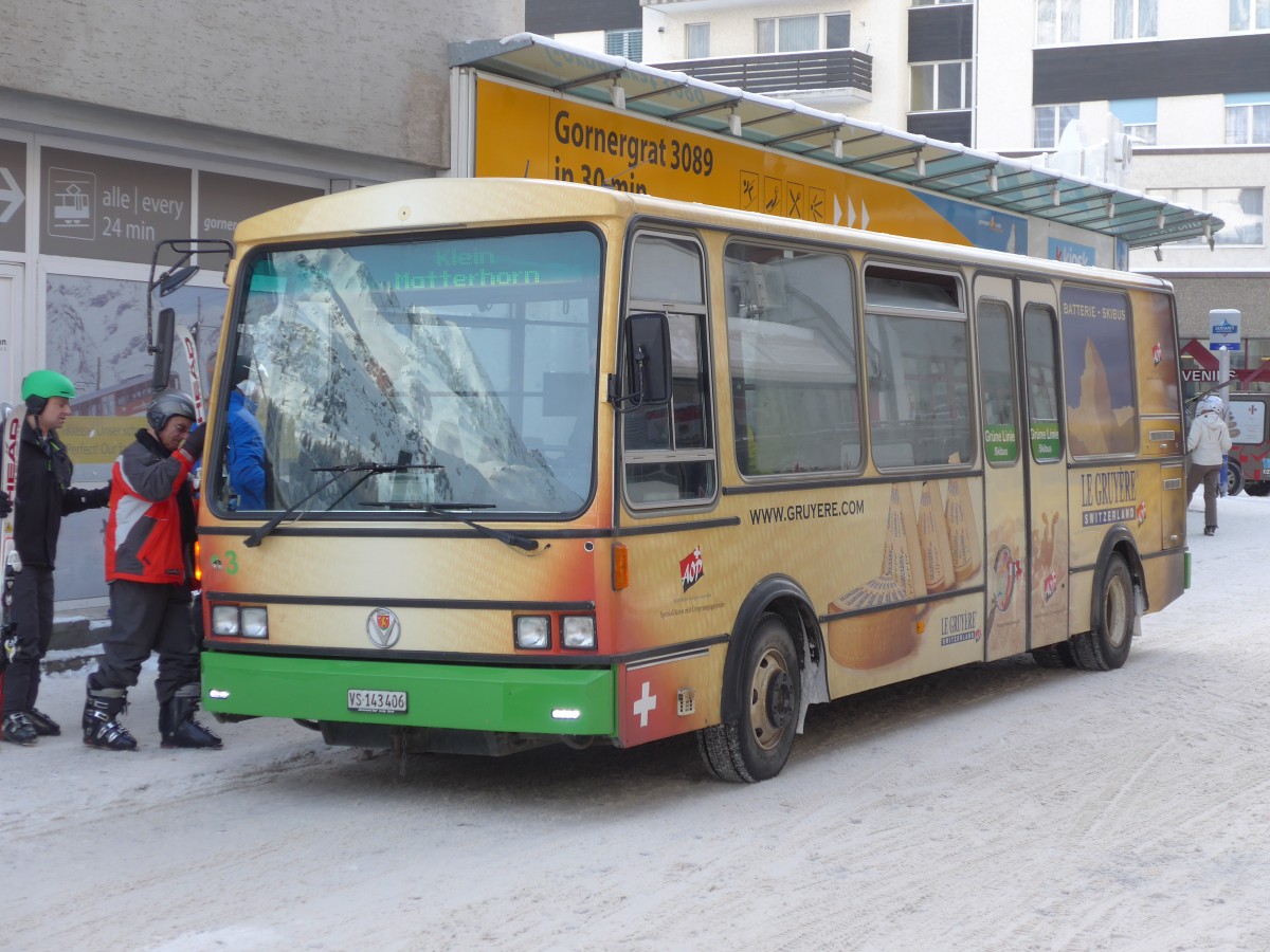 (158'401) - OBZ Zermatt - Nr. 3/VS 143'406 - Vetter am 18. Januar 2015 beim Bahnhof Zermatt