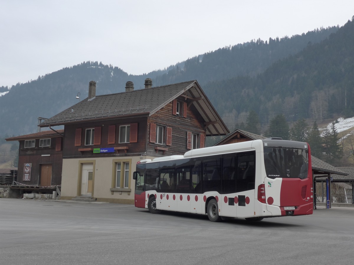 (159'207) - TPF Fribourg - Nr. 85/FR 300'388 - Mercedes am 16. Mrz 2015 beim Bahnhof Boltigen