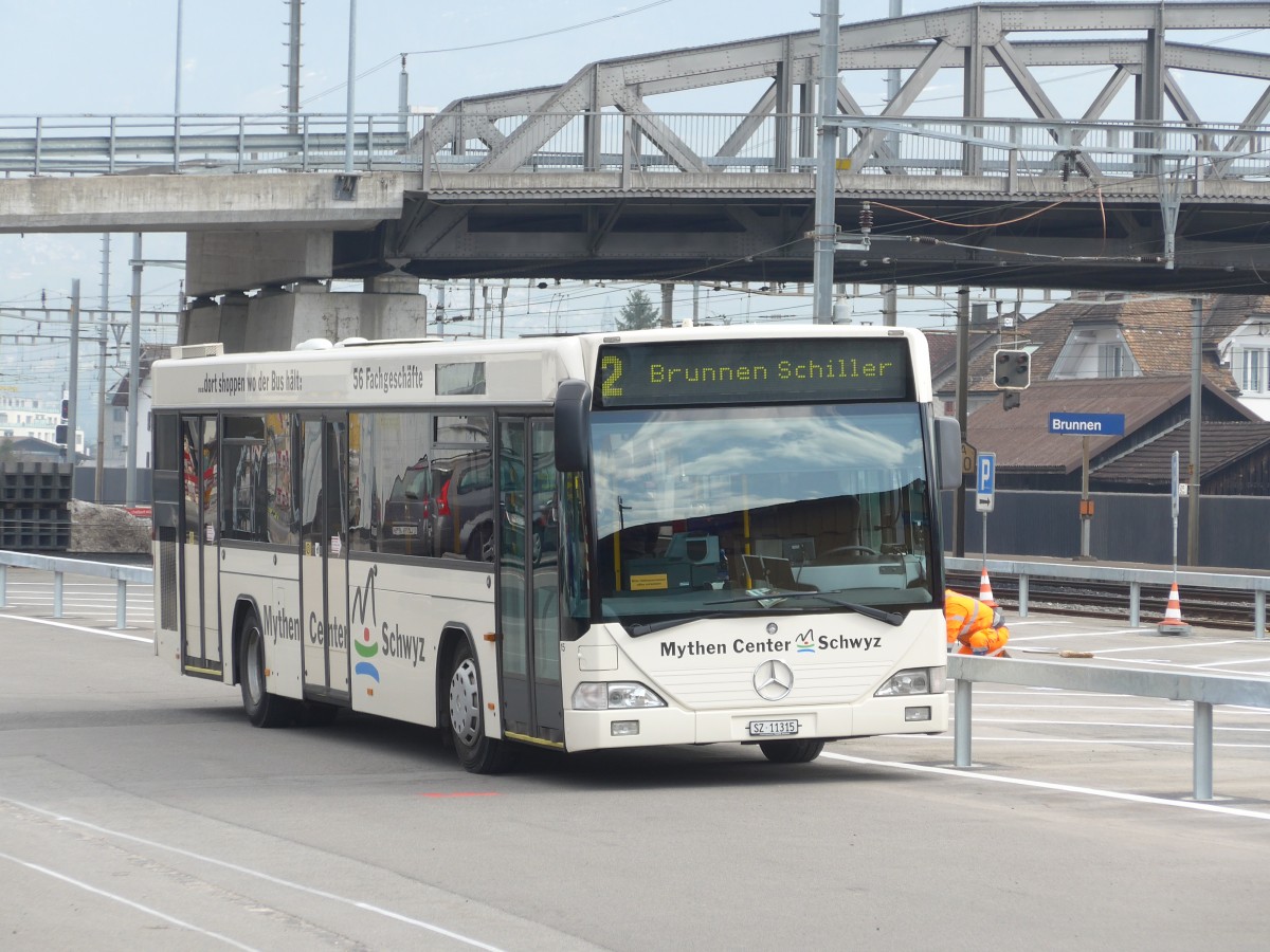 (159'215) - AAGS Schwyz - Nr. 15/SZ 11'315 - Mercedes/Hess am 17. Mrz 2015 beim Bahnhof Brunnen