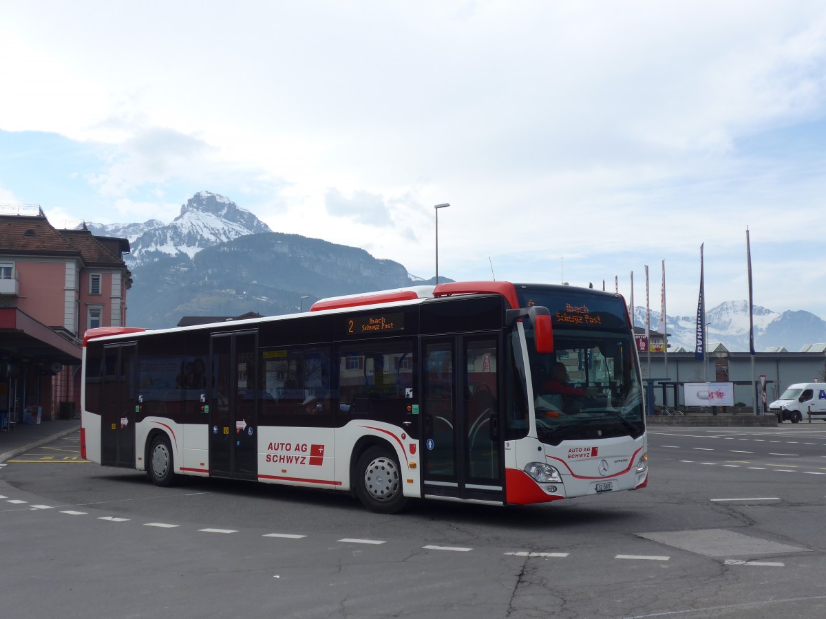 (159'247) - AAGS Schwyz - Nr. 9/SZ 5809 - Mercedes am 17. Mrz 2015 beim Bahnhof Brunnen