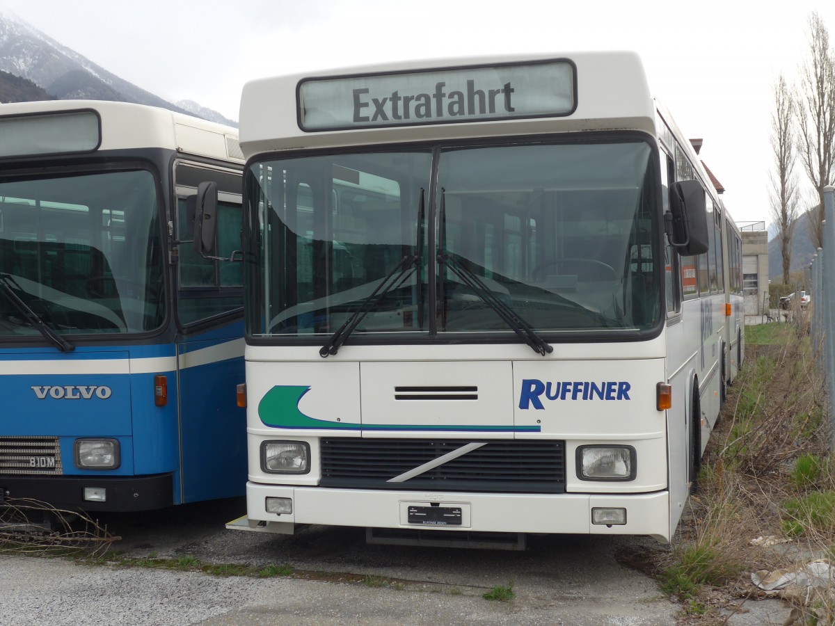 (159'570) - Ruffiner, Turtmann - Volvo/Hess (ex SB Schaffhausen Nr. 10; ex RVSH Schaffhausen Nr. 10; ex ASS Schleitheim Nr. 10; ex ASS Schleitheim Nr. 20) am 2. April 2015 in Turtmann, Garage