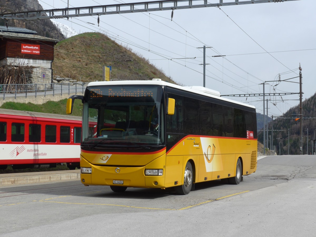 (159'600) - Zerzuben, Visp-Eyholz - Nr. 61/VS 34'202 - Irisbus am 2. April 2015 beim Bahnhof St. Niklaus