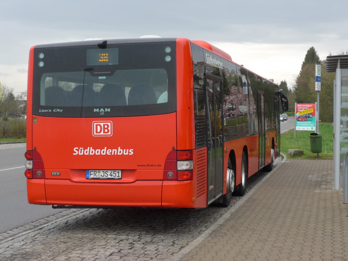 (159'801) - SBG Freiburg - FR-JS 451 - MAN am 11. April 2015 in Grenzach-Wyhlen, Siedlung