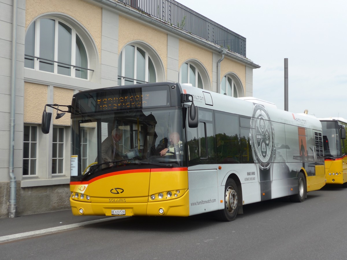 (159'977) - PostAuto Bern - BE 610'538 - Solaris am 25. April 2015 beim Bahnhof Spiez