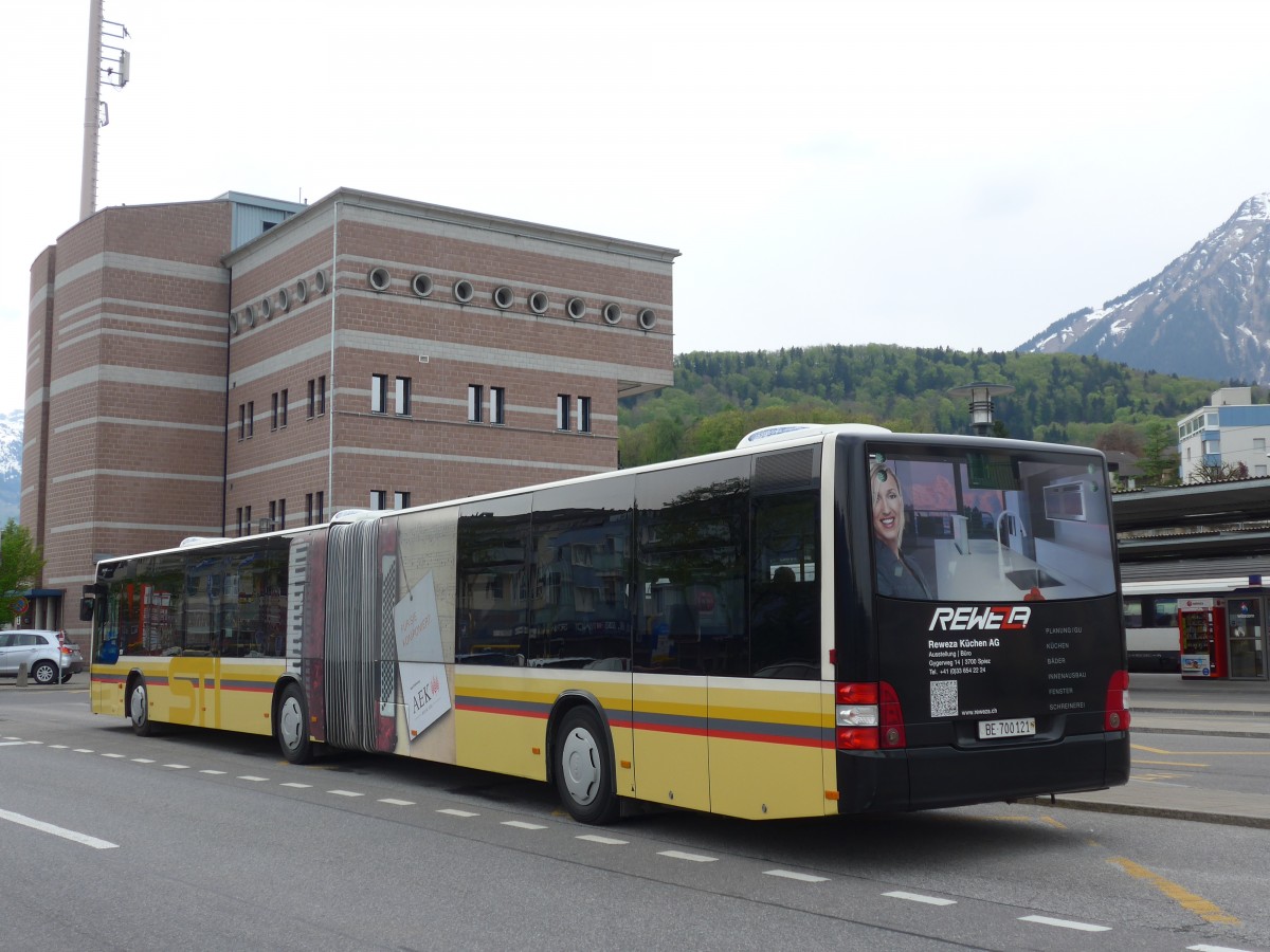 (160'011) - STI Thun - Nr. 121/BE 700'121 - MAN am 25. April 2015 beim Bahnhof Spiez