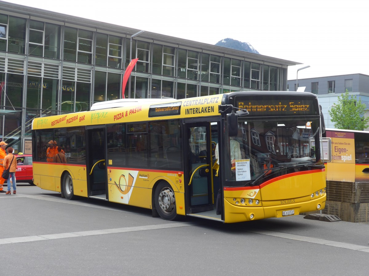 (160'041) - PostAuto Bern - BE 610'537 - Solaris am 26. April 2015 beim Bahnhof Interlaken Ost