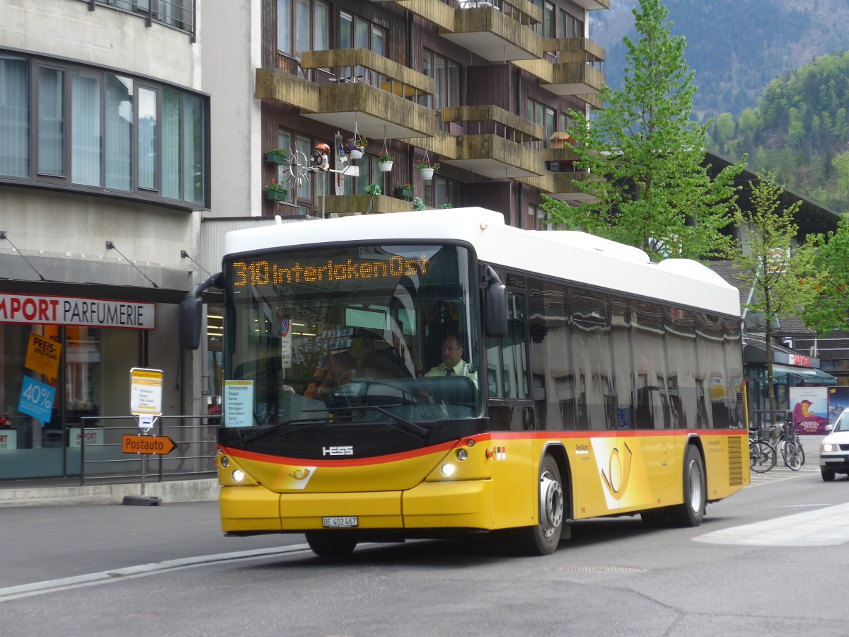 (160'133) - AVG Meiringen - Nr. 67/BE 402'467 - Scania/Hess (ex Nr. 76; ex Steiner, Messen) am 26. April 2015 beim Bahnhof Interlaken West