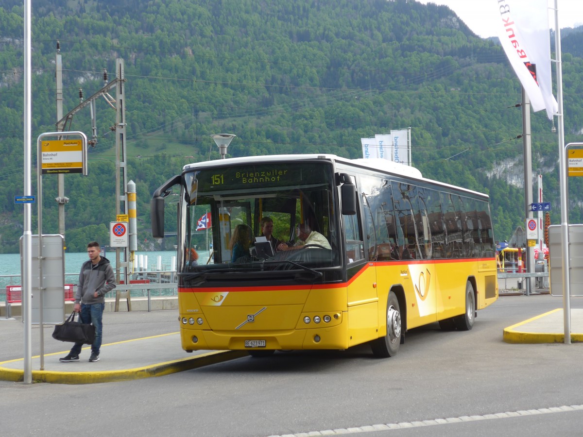 (160'363) - Flck, Brienz - Nr. 4/BE 623'971 - Volvo (ex AVBB Schwanden) am 9. Mai 2015 beim Bahnhof Brienz