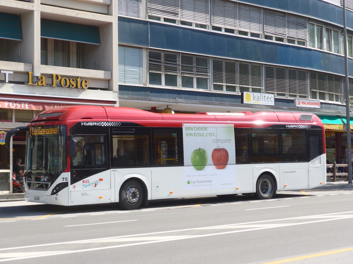 (160'371) - PostAuto Wallis - Nr. 75/VS 428'859 - Volvo am 10. Mai 2015 beim Bahnhof Sion