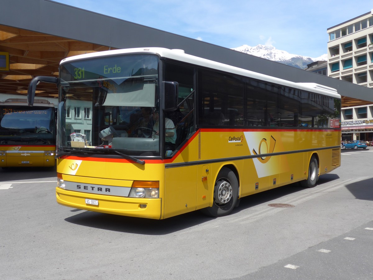 (160'389) - Evquoz, Erde - VS 1011 - Setra am 10. Mai 2015 beim Bahnhof Sion