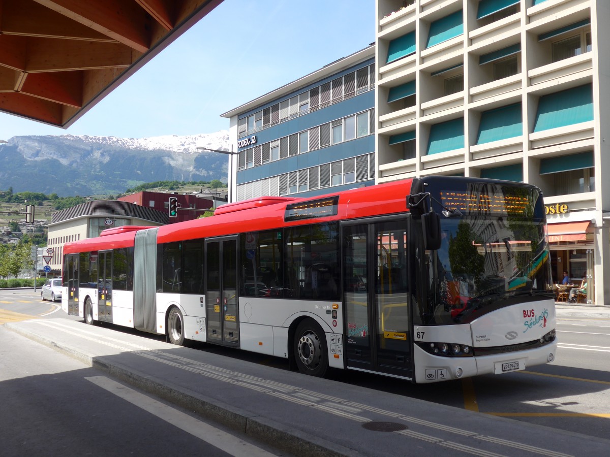 (160'440) - PostAuto Wallis - Nr. 67/VS 429'479 - Solaris am 10. Mai 2015 beim Bahnhof Sion