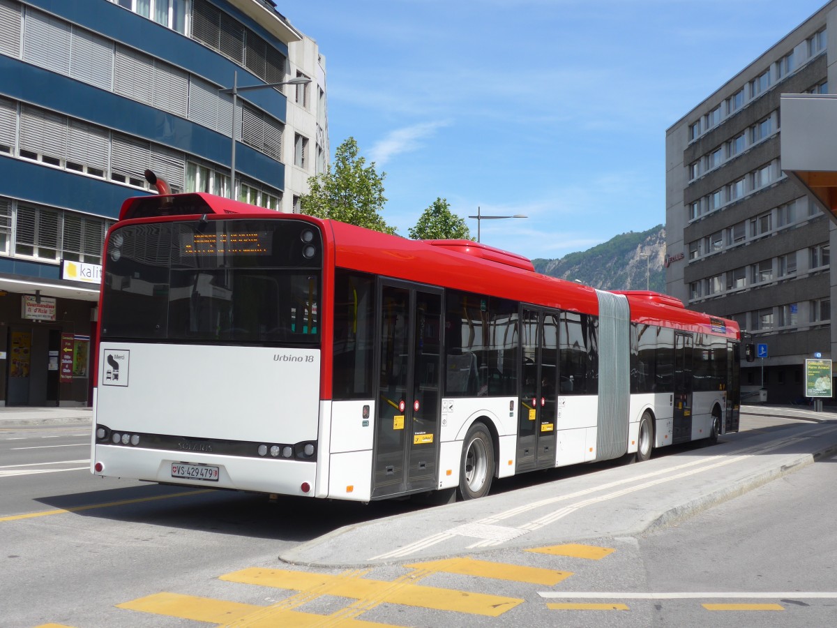 (160'441) - PostAuto Wallis - Nr. 67/VS 429'479 - Solaris am 10. Mai 2015 beim Bahnhof Sion