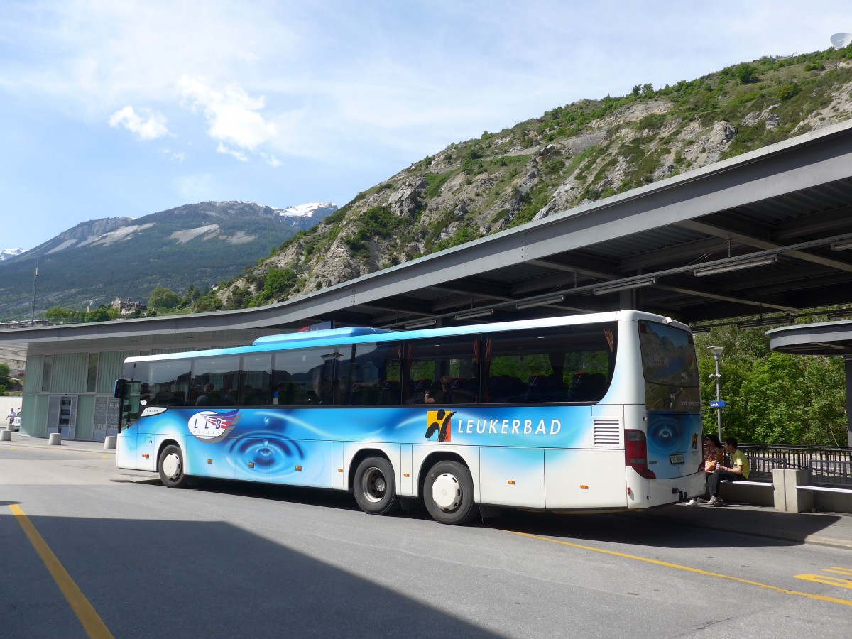 (160'455) - LLB Susten - Nr. 1/VS 38'001 - Setra am 10. Mai 2015 beim Bahnhof Leuk