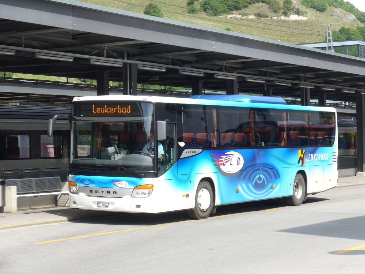 (160'457) - LLB Susten - Nr. 4/VS 38'004 - Setra am 10. Mai 2015 beim Bahnhof Leuk