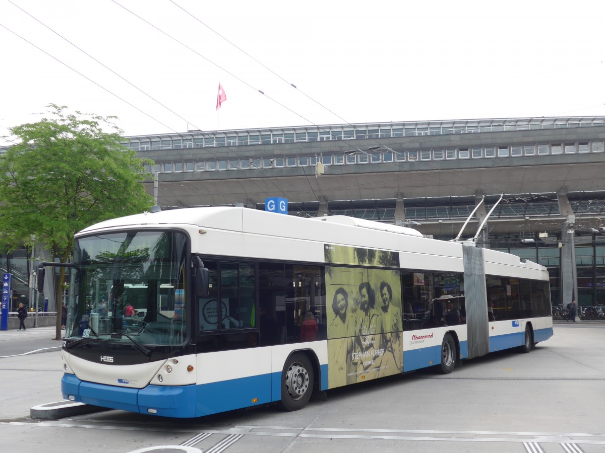 (160'629) - VBL Luzern - Nr. 212 - Hess/Hess Gelenktrolleybus am 22. Mai 2015 beim Bahnhof Luzern