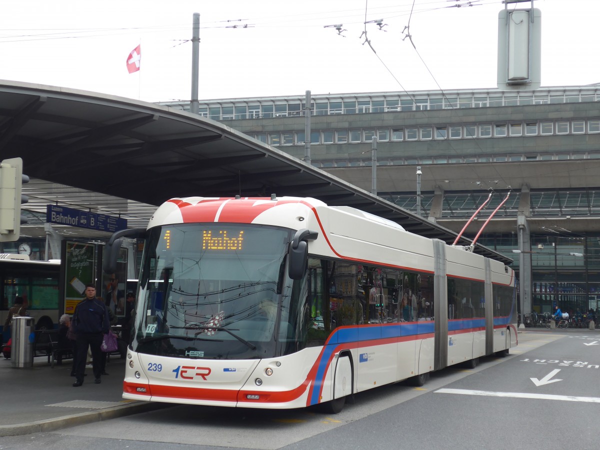 (160'631) - VBL Luzern - Nr. 239 - Hess/Hess Doppelgelenktrolleybus am 22. Mai 2015 beim Bahnhof Luzern