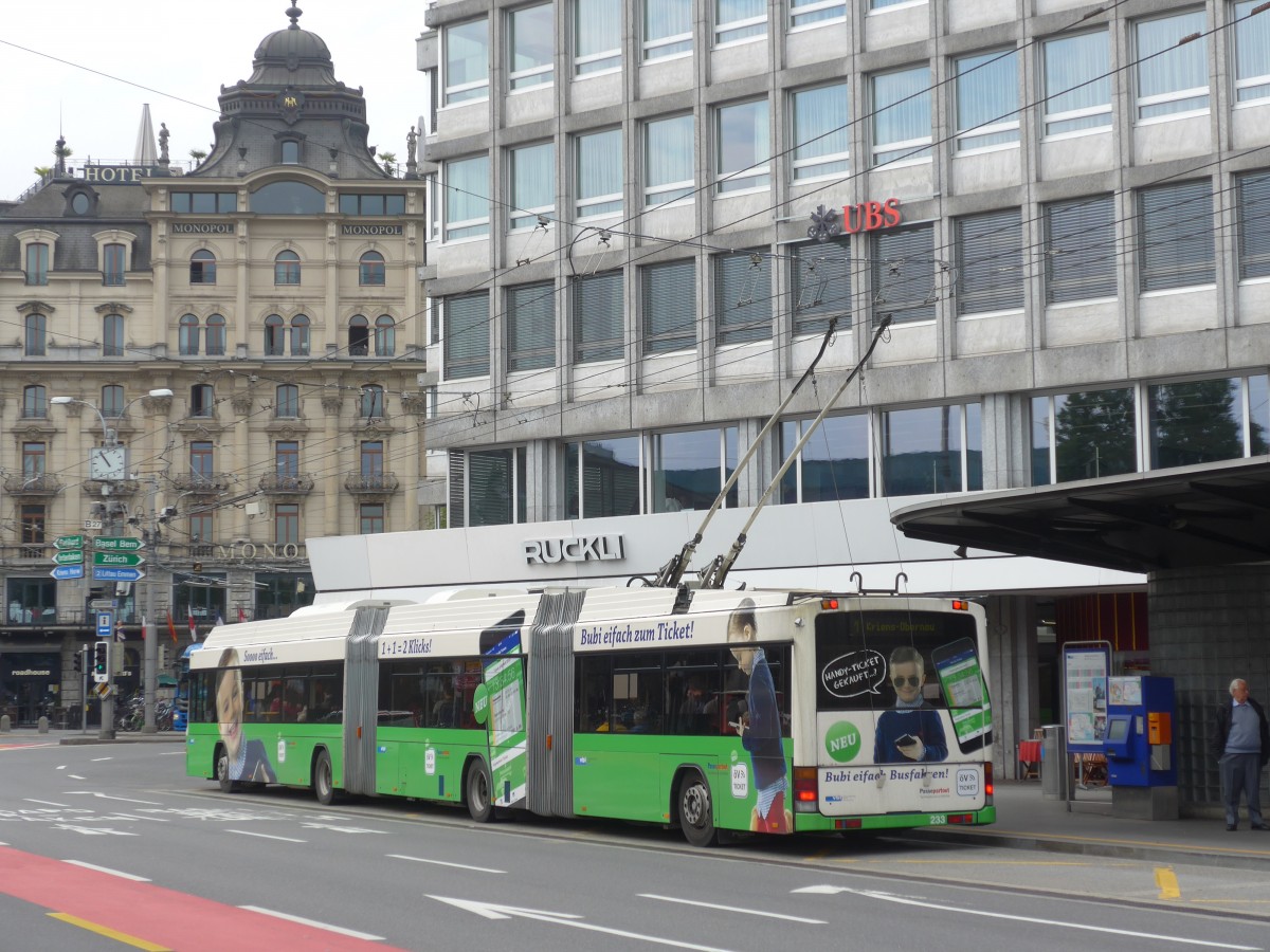 (160'643) - VBL Luzern - Nr. 233 - Hess/Hess Doppelgelenktrolleybus am 22. Mai 2015 beim Bahnhof Luzern