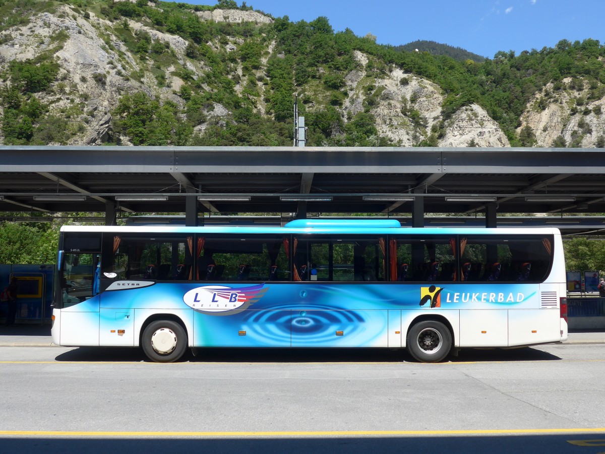 (161'151) - LLB Susten - Nr. 3/VS 38'003 - Setra am 27. Mai 2015 beim Bahnhof Leuk