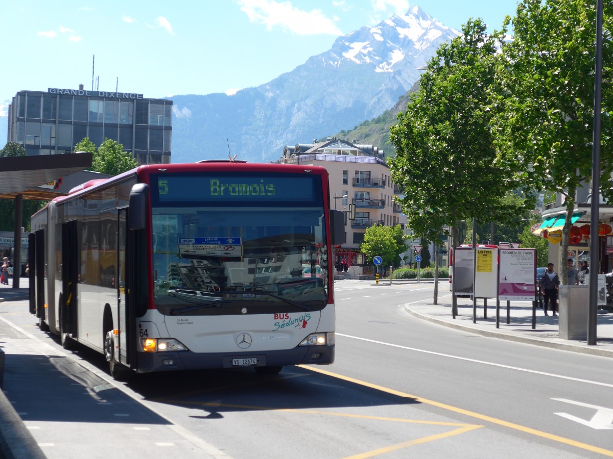 (161'174) - PostAuto Wallis - Nr. 64/VS 12'674 - Mercedes (ex Lathion, Sion Nr. 64) am 27. Mai 2015 beim Bahnhof Sion