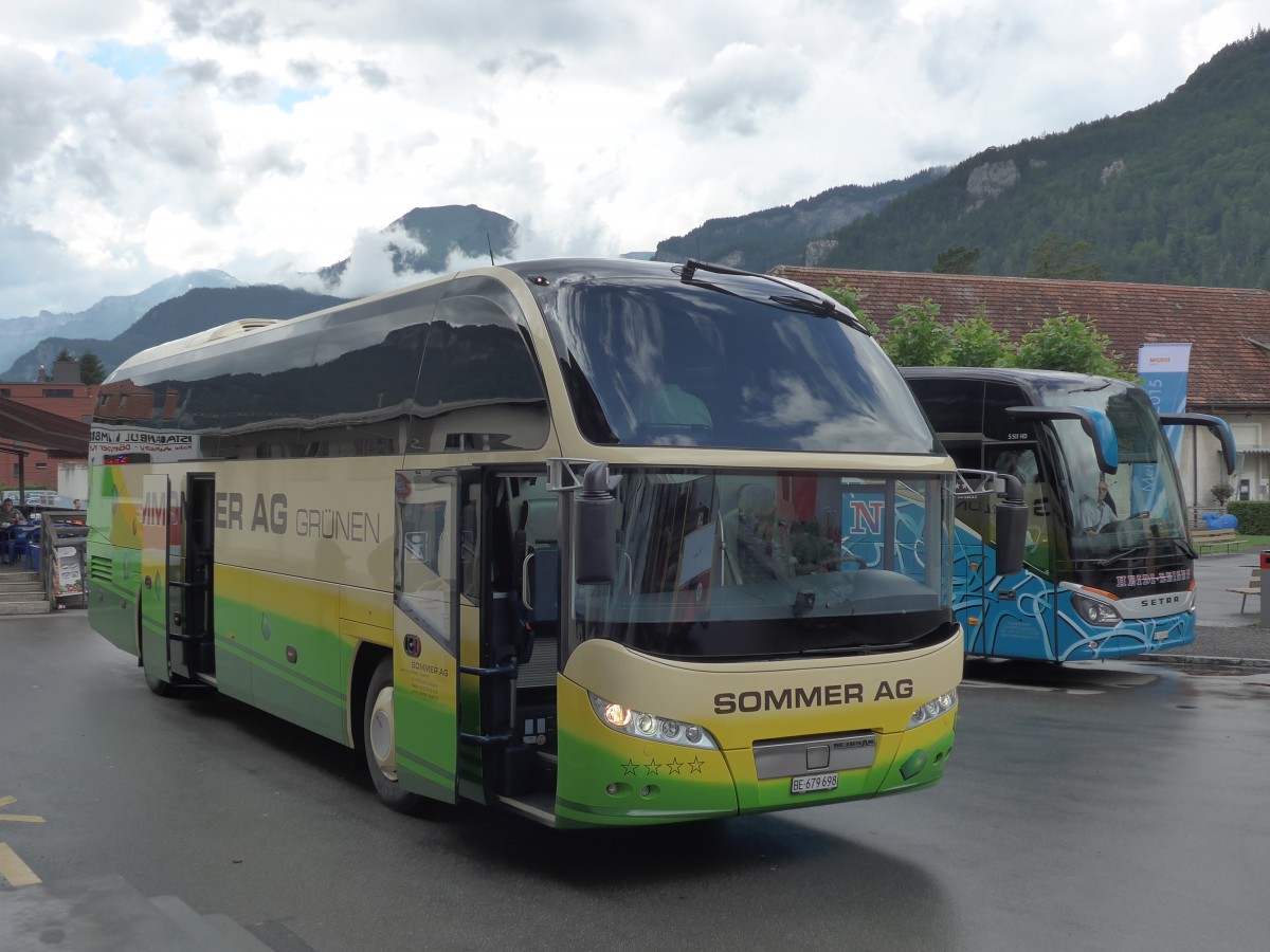 (162'413) - Sommer, Grnen - BE 679'698 - Neoplan am 20. Juni 2015 beim Bahnhof Meiringen