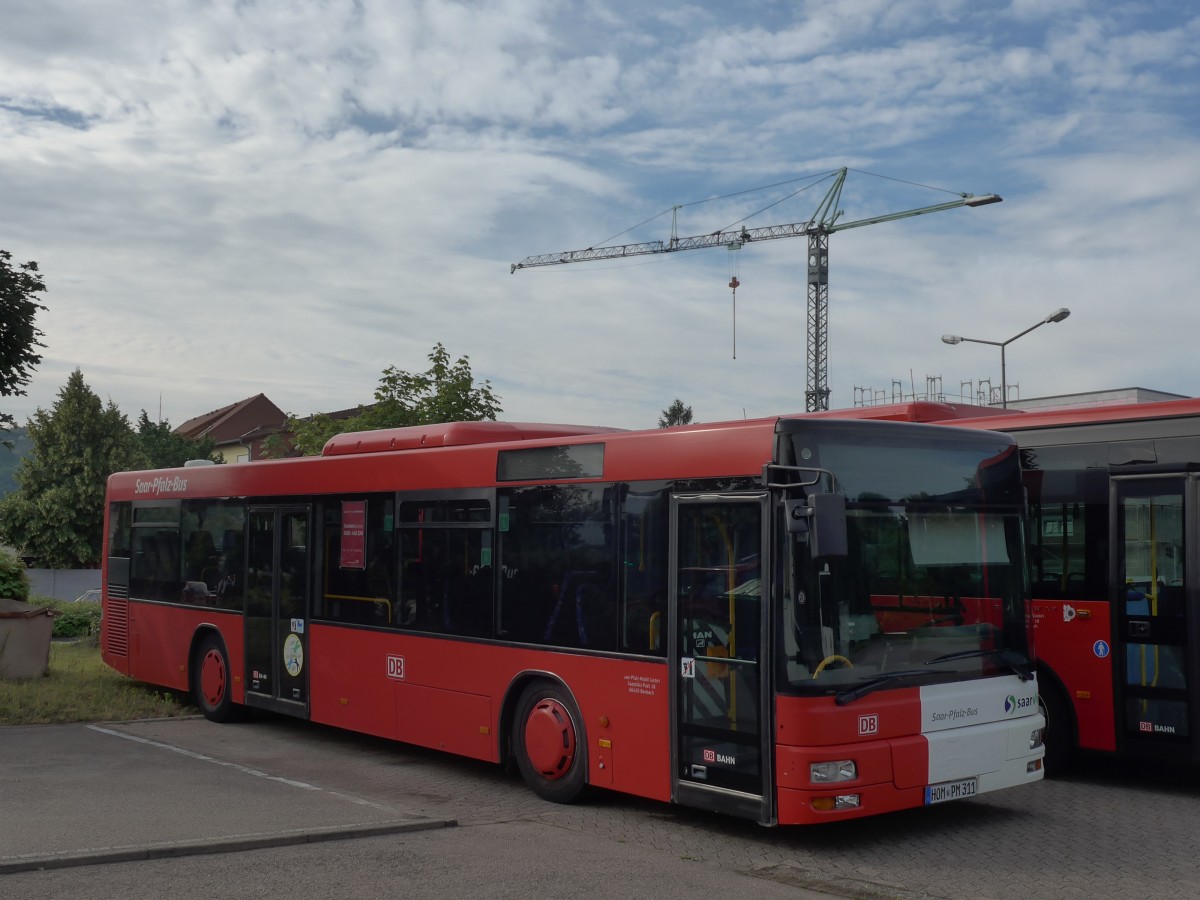 (162'565) - Saar-Pfalz-Mobil, Bexbach - HOM-PM 311 - MAN am 25. Juni 2015 beim Bahnhof Homburg