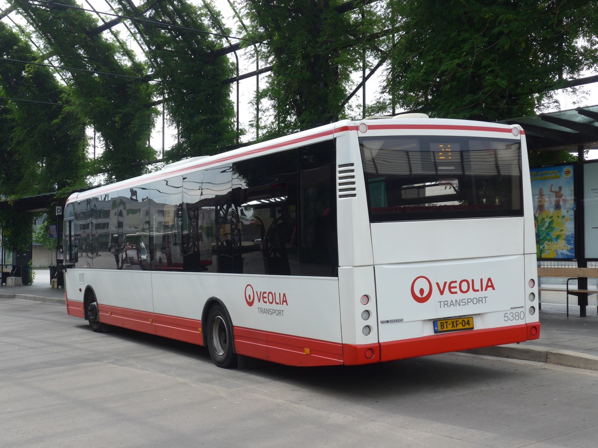 (162'682) - VEOLIA - Nr. 5380/BT-XF-04 - VDL Berkhof am 27. Juni 2015 beim Bahnhof Heerlen