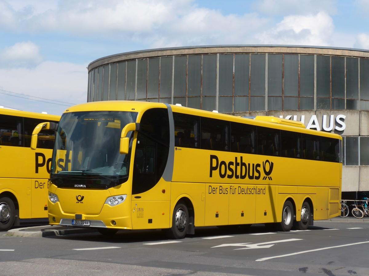 (162'699) - Divan-Reisen, Duisburg - DU-IU 44 - Scania/Lahden am 27. Juni 2015 beim Bahnhof Wrzburg