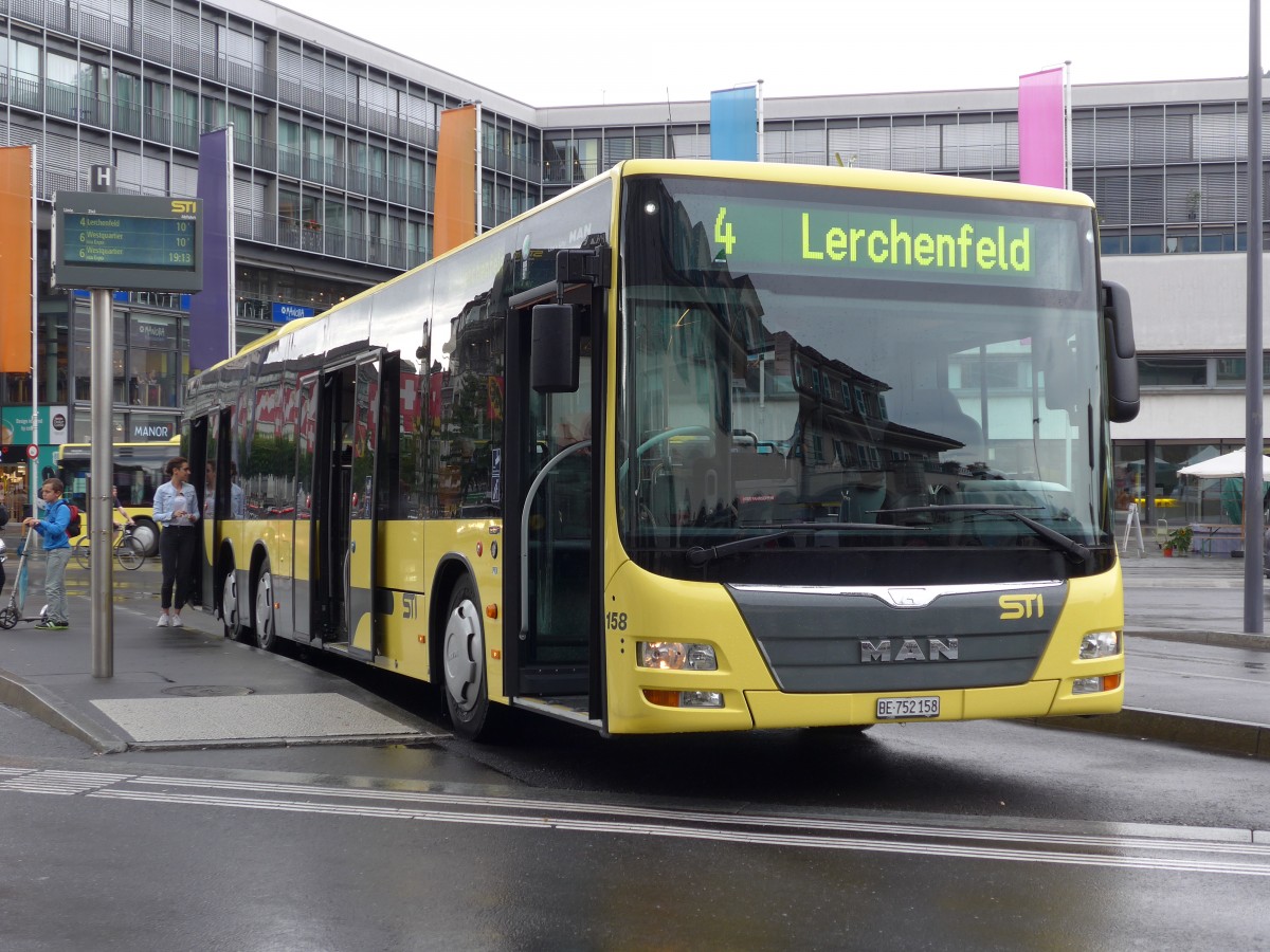 (163'314) - STI Thun - Nr. 158/BE 752'158 - MAN am 14. August 2015 beim Bahnhof Thun