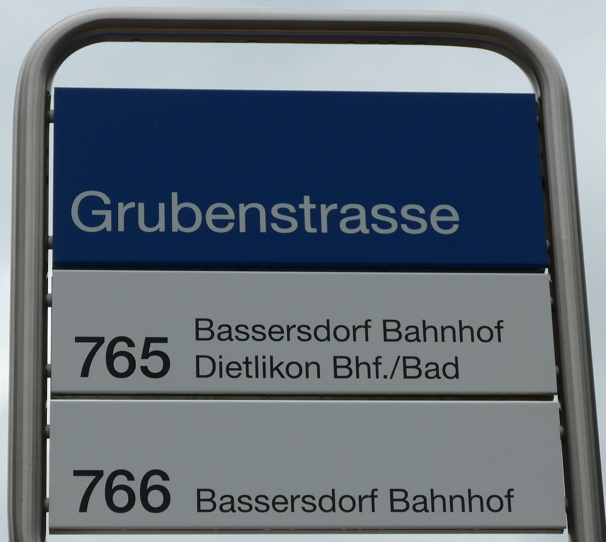 (163'362) - ZVV-Haltestellenschild - Kloten, Grubenstrasse - am 15. August 2015