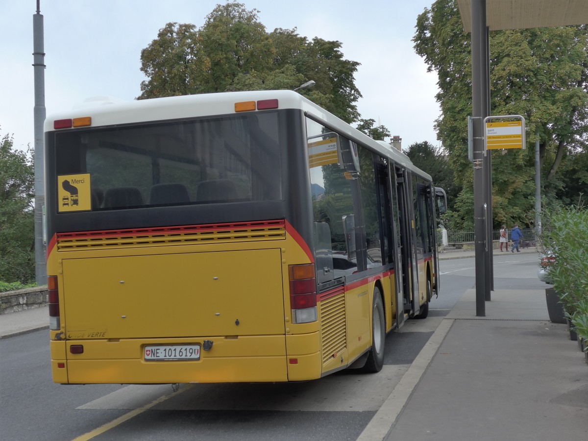 (164'759) - CarPostal Ouest - NE 101'619 - Setra am 15. September 2015 beim Bahnhof Neuchtel