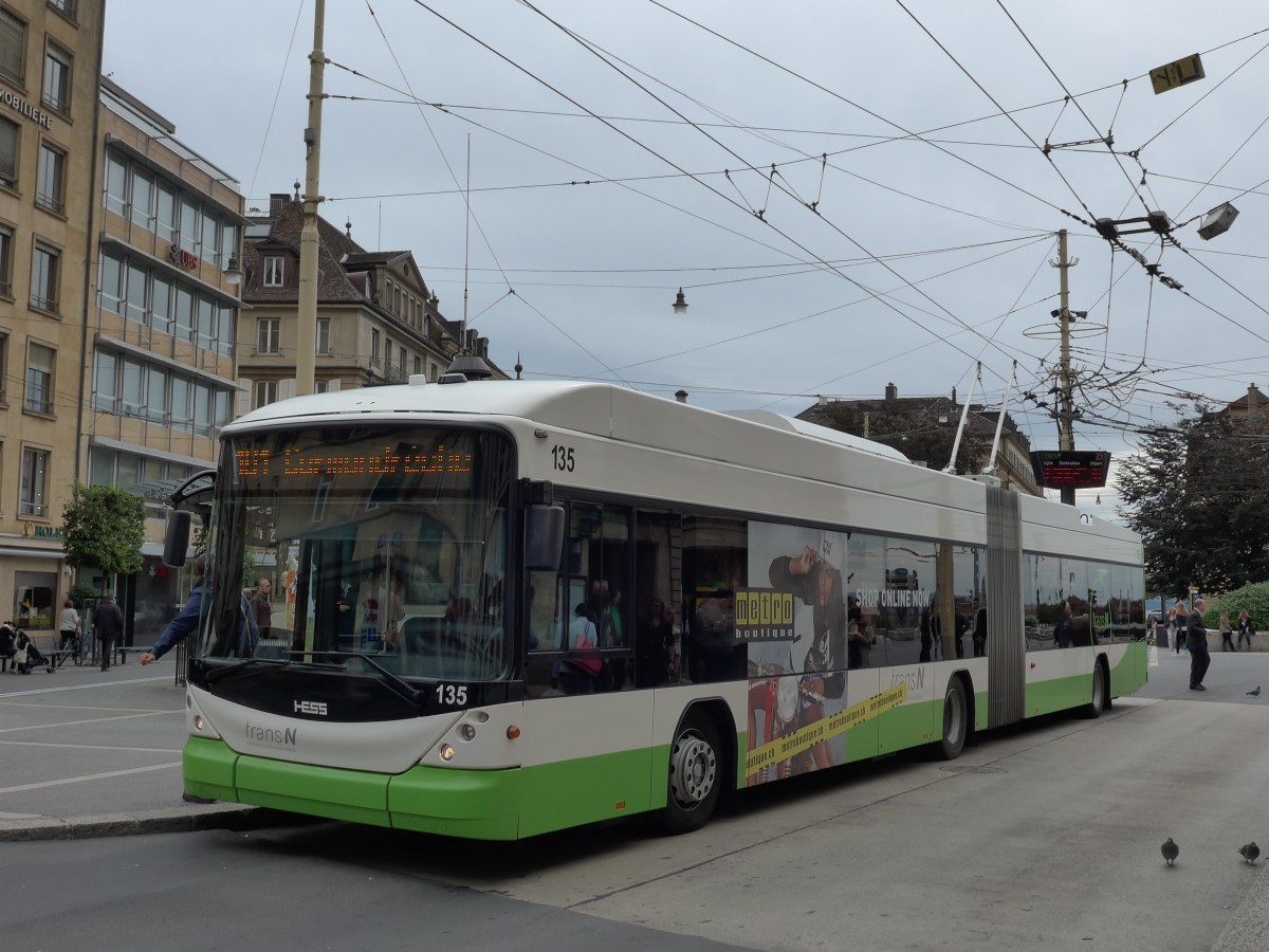 (164'803) - transN, La Chaux-de-Fonds - Nr. 135 - Hess/Hess Gelenktrolleybus (ex TN Neuchtel Nr. 135) am 15. September 2015 in Neuchtel, Place Pury