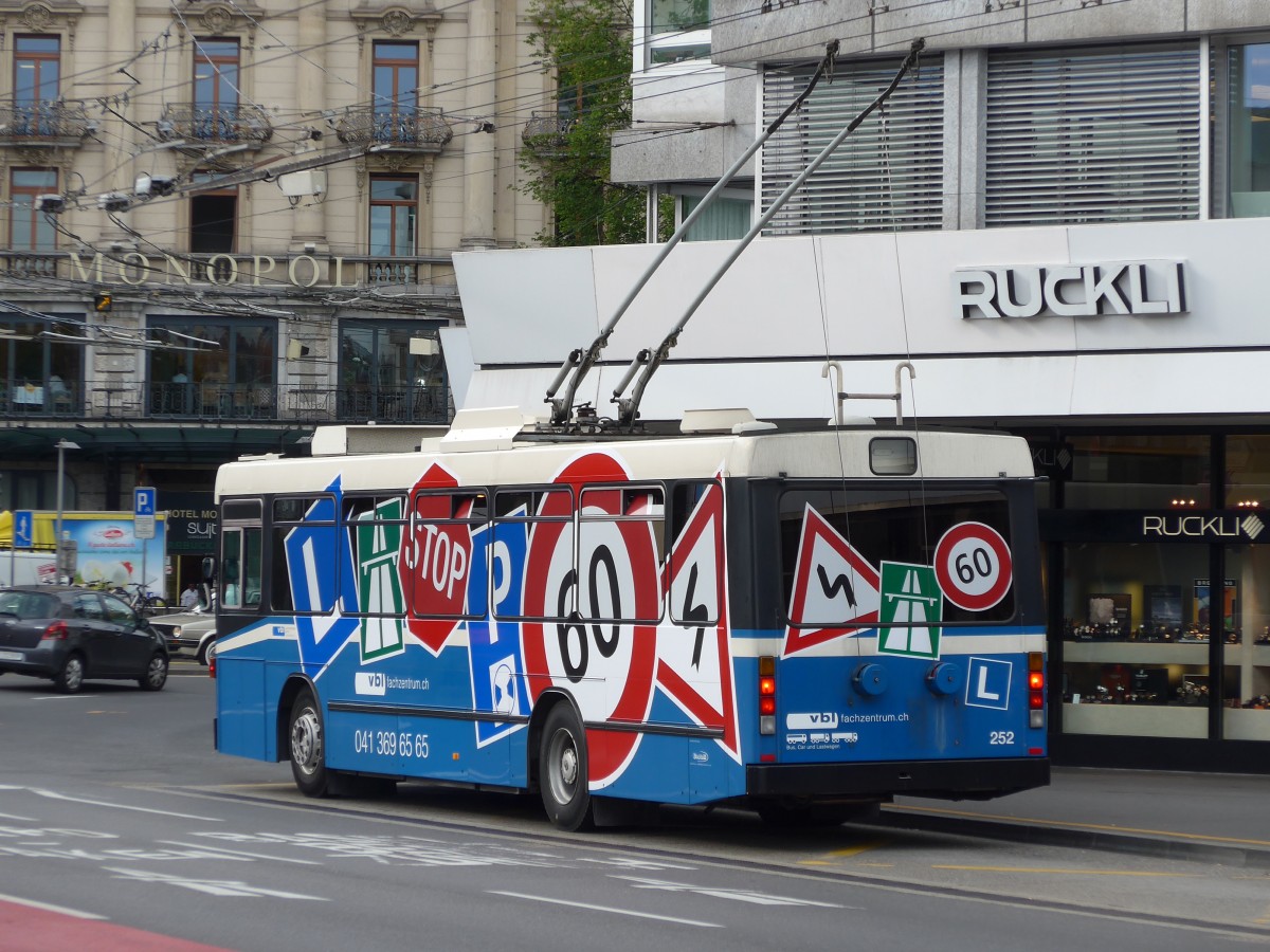 (164'875) - VBL Luzern - Nr. 252 - NAW/R&J-Hess Trolleybus am 16. September 2015 beim Bahnhof Luzern