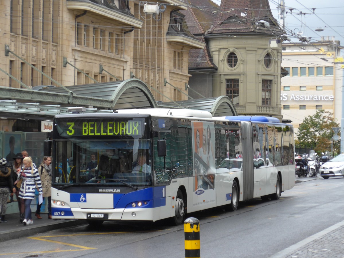 (165'073) - TL Lausanne - Nr. 607/VD 1547 - Neoplan am 18. September 2015 beim Bahnhof Lausanne