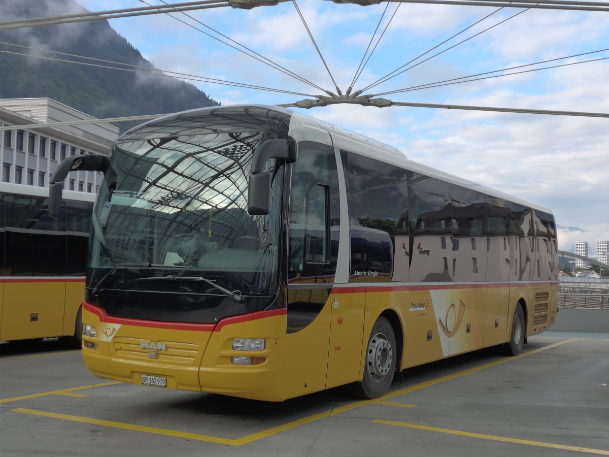 (165'189) - PostAuto Graubnden - GR 162'979 - MAN am 19. September 2015 in Chur, Postautostation