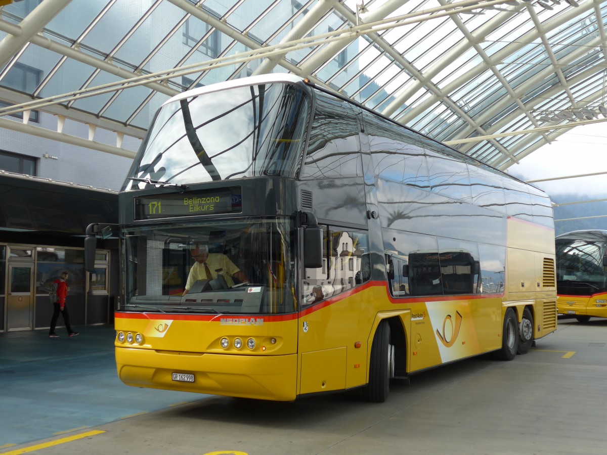 (165'234) - PostAuto Graubnden - GR 162'998 - Neoplan am 19. September 2015 in Chur, Postautostation