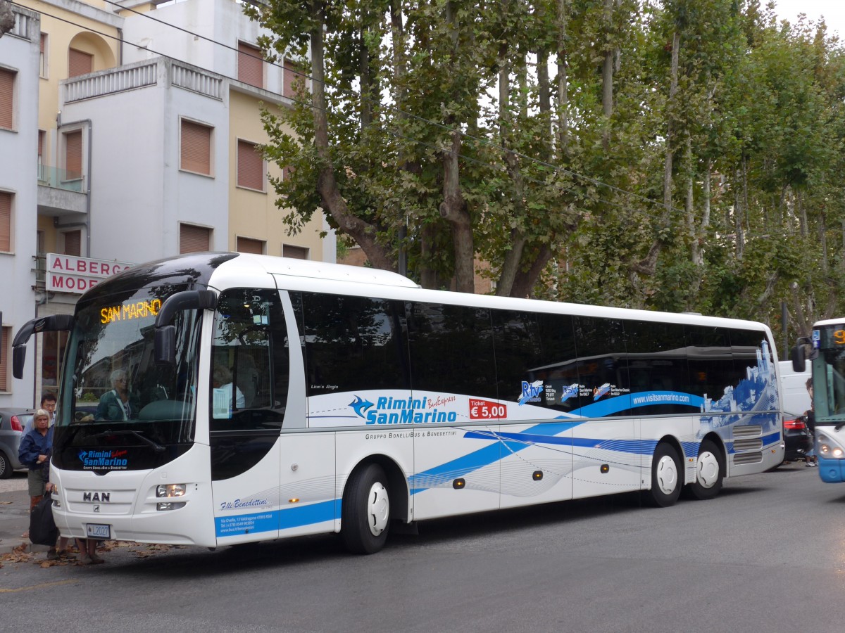 (165'591) - Aus San Marino: Benedettini, Valdragone - L2027 - MAN am 23. September 2015 beim Bahnhof Rimini