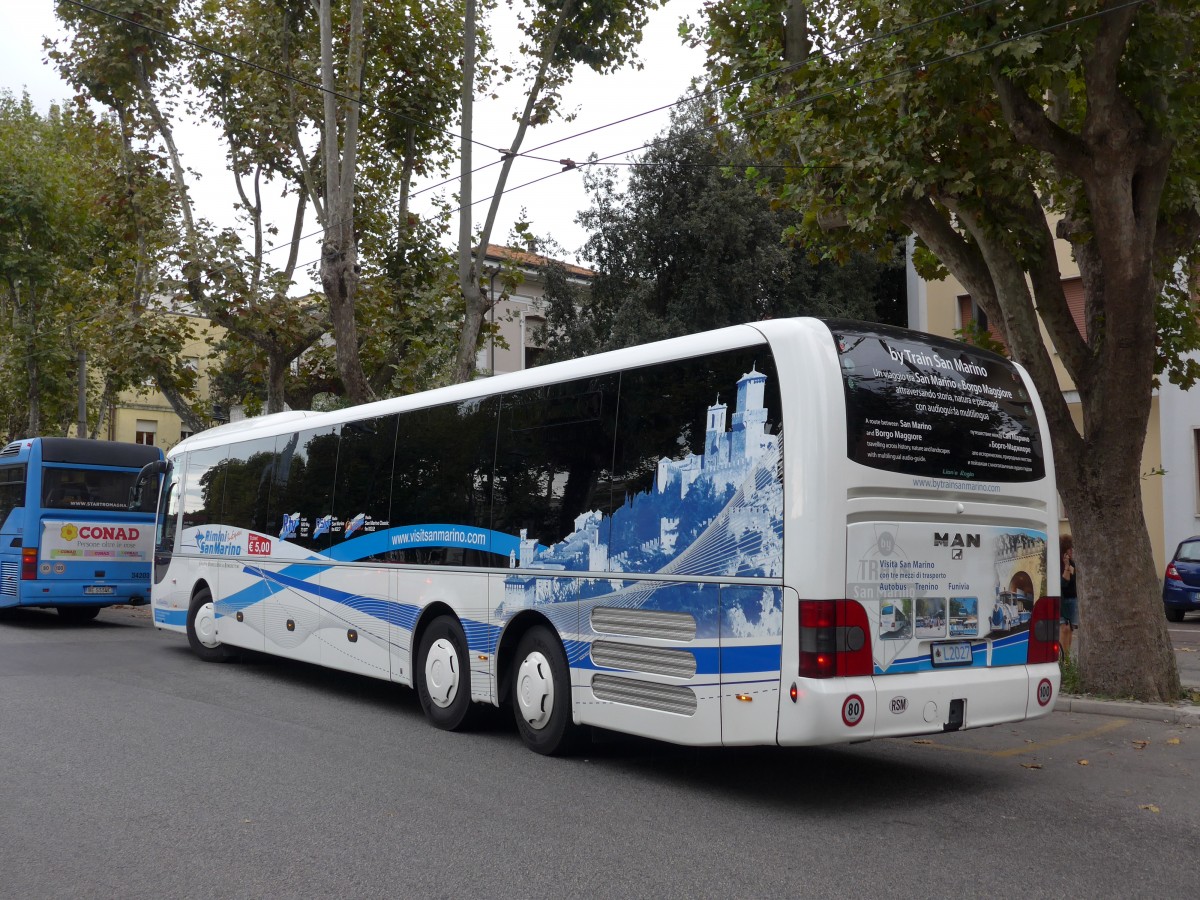 (165'592) - Aus San Marino: Benedettini, Valdragone - L2027 - MAN am 23. September 2015 beim Bahnhof Rimini