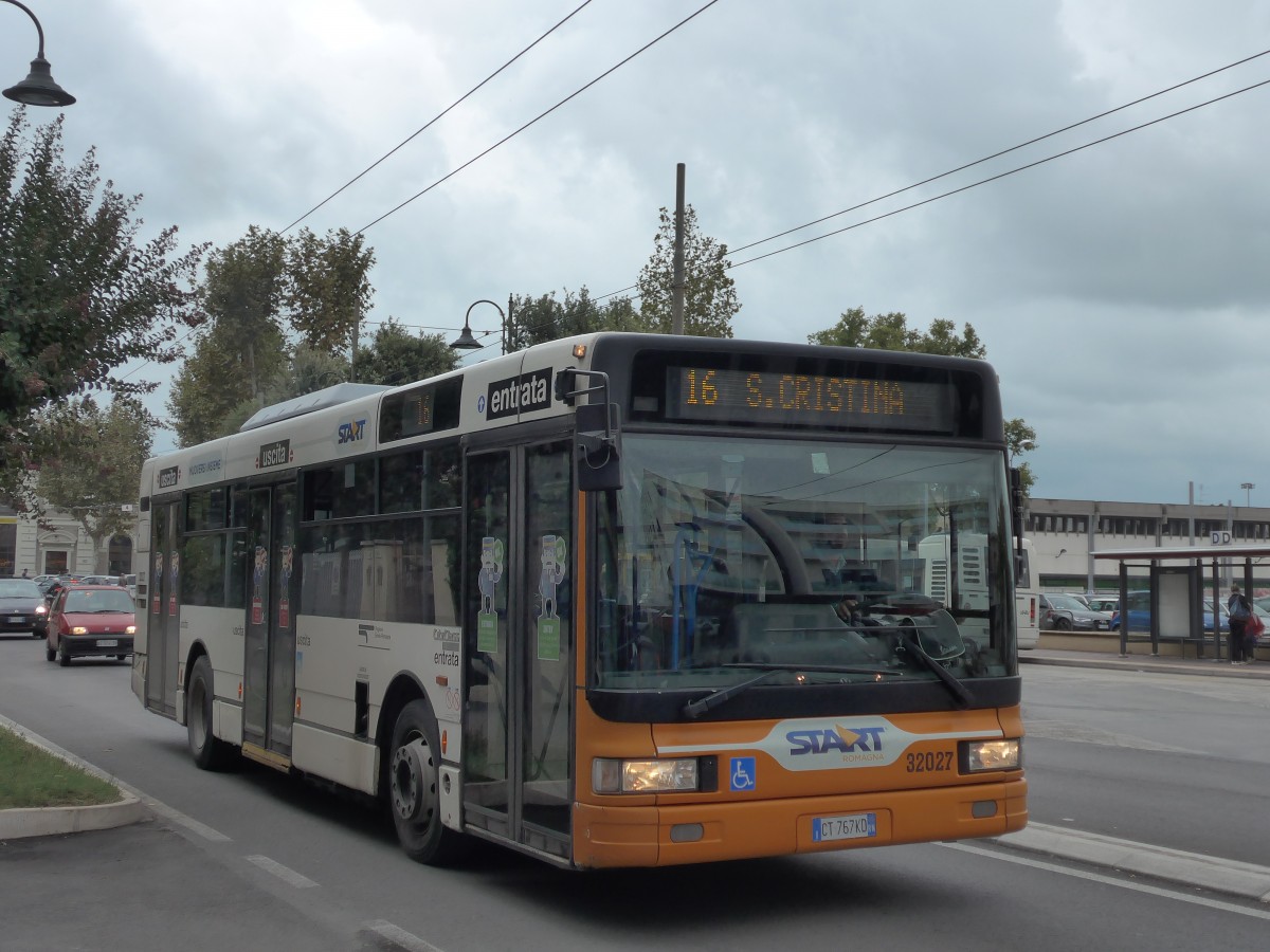 (165'762) - START Cesena - Nr. 32'027/CT-767 KD - Irisbus am 25. September 2015 beim Bahnhof Rimini