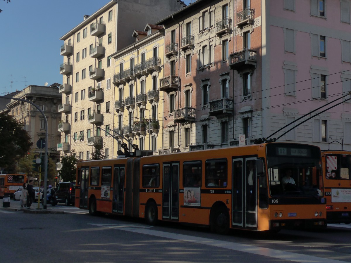 (165'813) - AMT Milano - Nr. 109/MI 109 - Iveco/Socimi Gelenktrolleybus am 25. September 2015 beim Bahnhof Milano Centrale