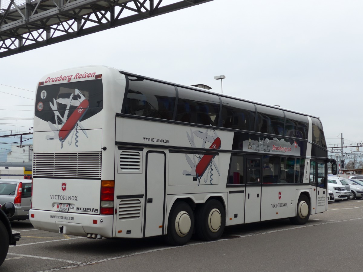 (166'189) - Schelbert, Einsiedeln - SZ 25'900 - Neoplan am 10. Oktober 2015 beim Bahnhof Rapperswil