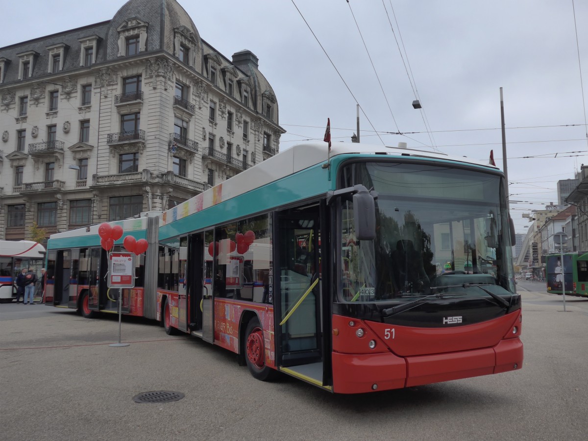 (166'313) - VB Biel - Nr. 51 - Hess/Hess Gelenktrolleybus am 24. Oktober 2015 in Biel, Zentralplatz