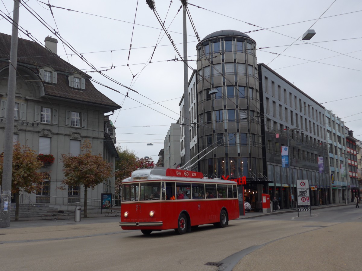 (166'335) - VB Biel - Nr. 21 - Berna/Hess Trolleybus am 24. Oktober 2015 in Biel, Zentralplatz